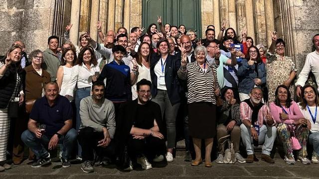 La candidata del PP, en el centro, celebra los resultados con los integrantes de la lista y militantes. | // LA OPINIÓN