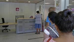 Cola en la oficina municipal de atención a los inmigrantes en Barcelona.