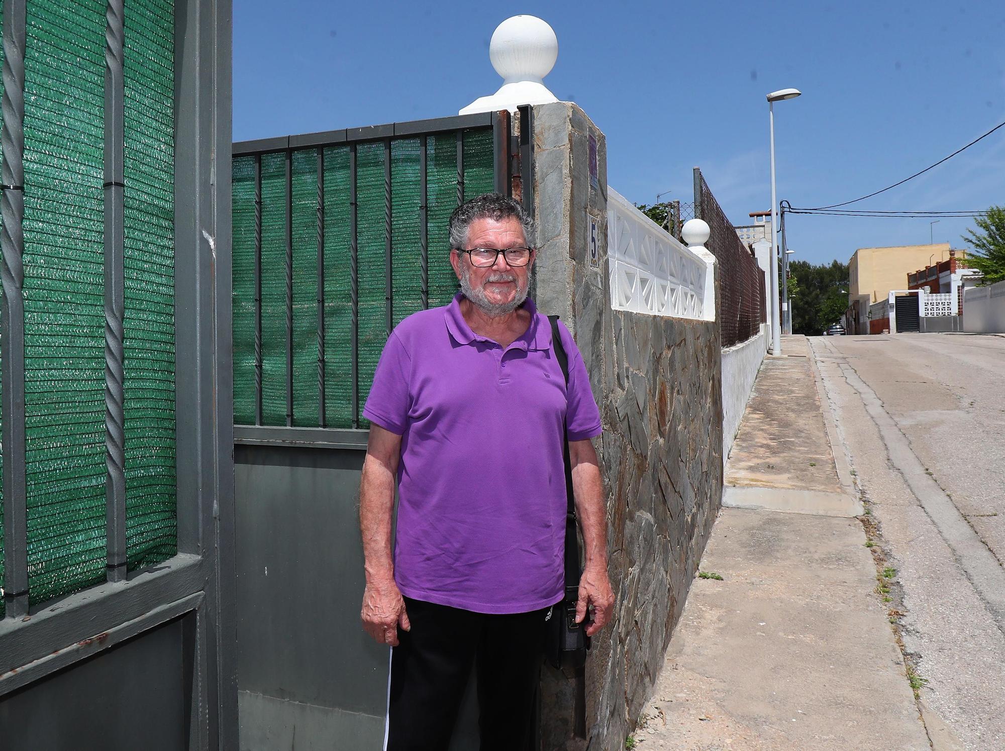 Familias de la urbanización la Presa de Manises tras la evacuación.