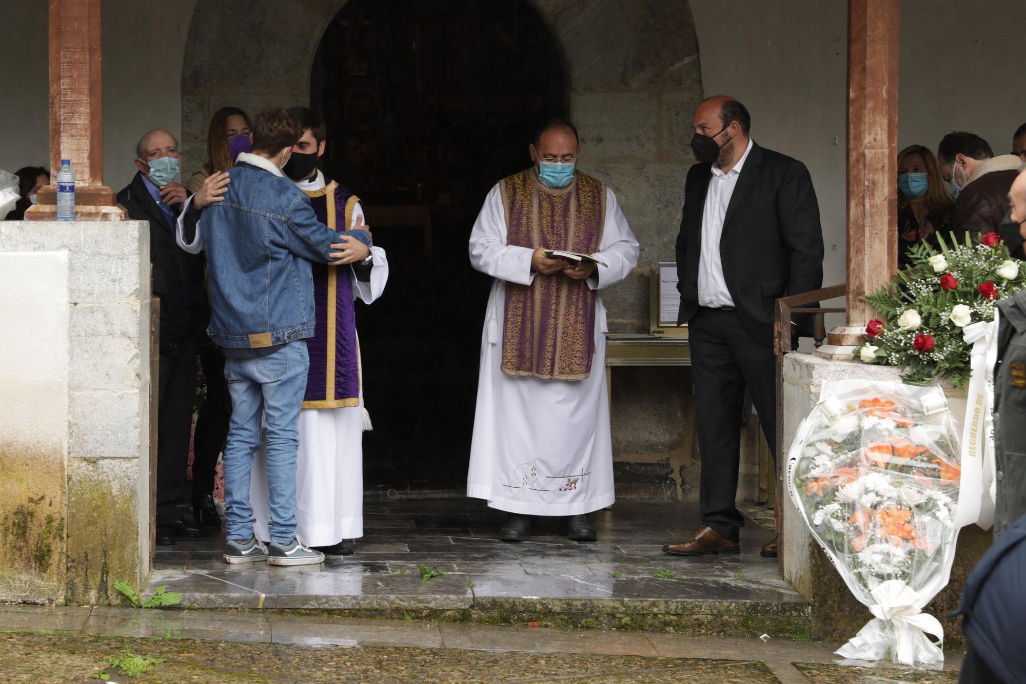 Emotivo funeral por Teresa Aladro, asesinada en Laviana por su exmarido