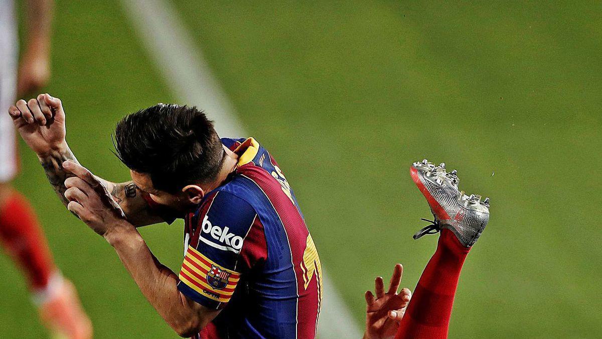 Jesús Navas despeja el balón de forma acrobática ante Leo Messi.