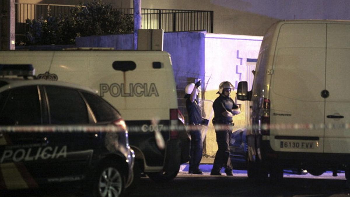 Agentes de la Policía Nacional registran un domicilio en el que se localizó material explosivo, la noche del miércoles en el barrio de los Junquillos de La Línea de la Concepción (Cádiz).