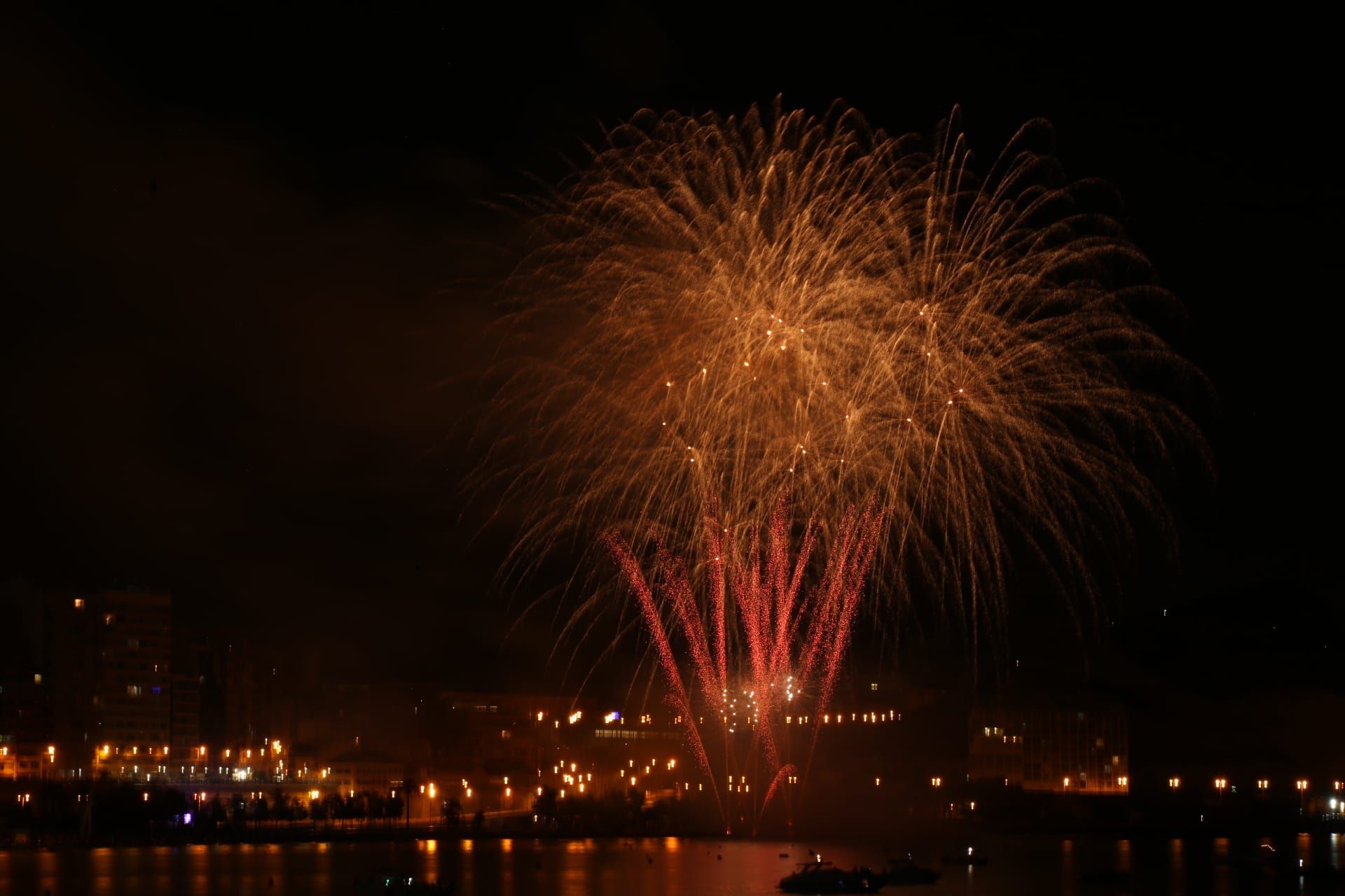 Concurso de fuegos artificiales en la playa del Cocó de Alicante del lunes 27 de junio