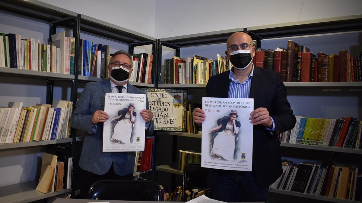 El alcalde de Alhaurín de la Torre, Joaquín Villanova, y el edil Manuel López Mestanza, con el cartel anunciador.