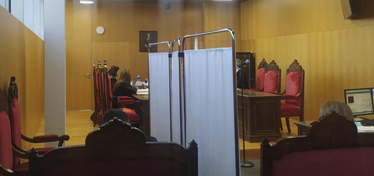 La pareja se sentó en el banquillo separada por un biombo. | FDV