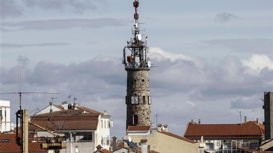 Vodafone tendrá que quitar sus antenas de la torre de la plaza de Antonio Canales de Cáceres