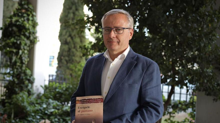 El escritor zaragozano José Ignacio Escudero posa con su primera novela: ‘Escúpele al pantano’, editada por Doce Robles.