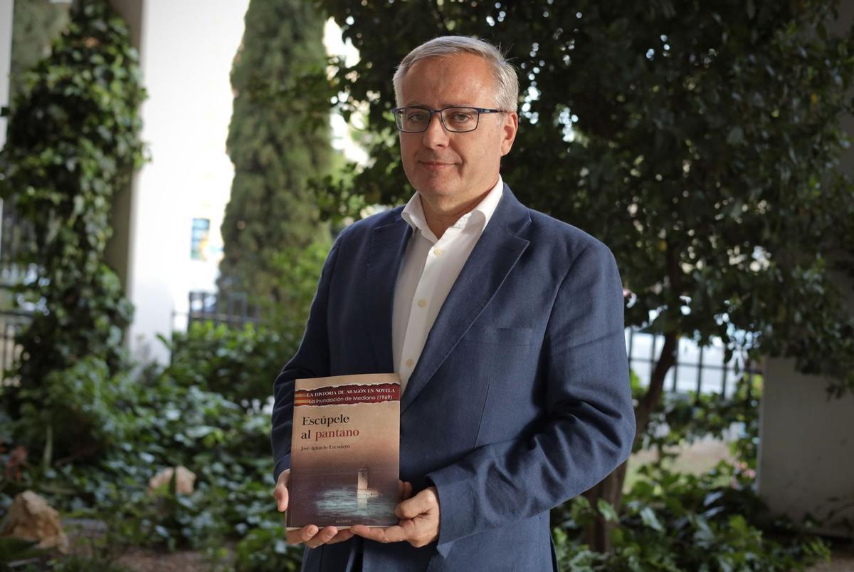 El escritor zaragozano José Ignacio Escudero posa con su primera novela: ‘Escúpele al pantano’, editada por Doce Robles.