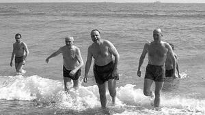 El exministro Manuel Fraga, bañandose en la playa de Palomares en 1966