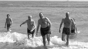 Se cumplen casi 50 años del baño de Fraga con el Meyba en aguas de Palomares (Almería).