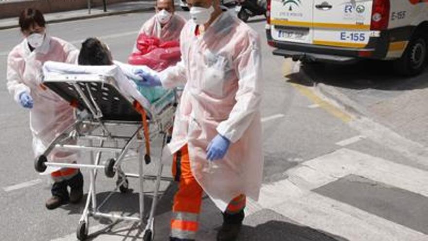 Atención. Un paciente sospechoso de padecer gripe A llega a Carlos Haya a finales de abril.