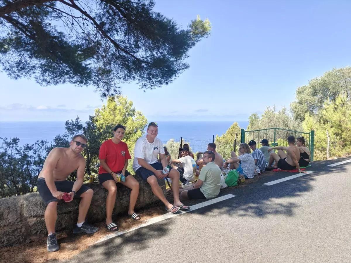 Eine Gruppe Urlauber hat es sich am Straßenrand gemütlich gemacht.