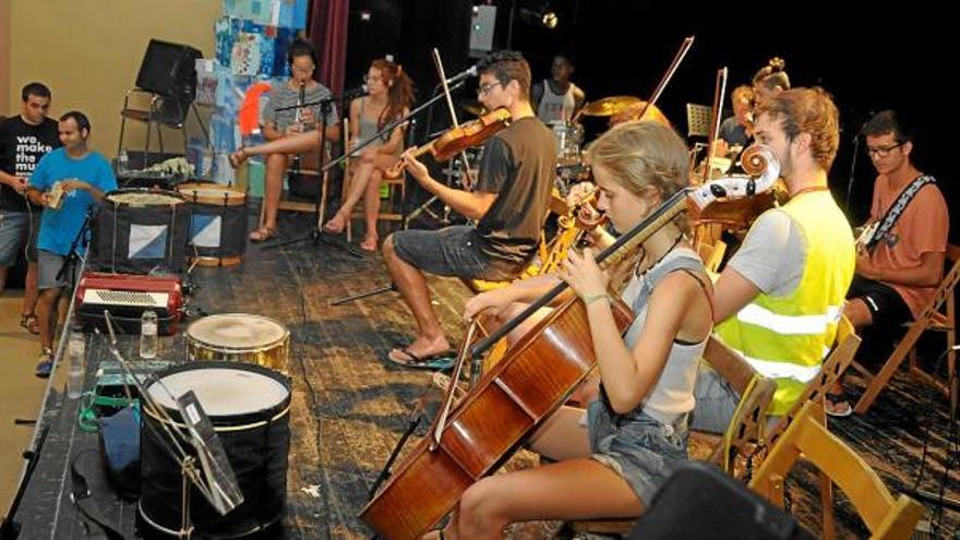 Assaig d&#039;un dels combos que es va fer ahir al migdia al Local Catalunya per al concert de la nit