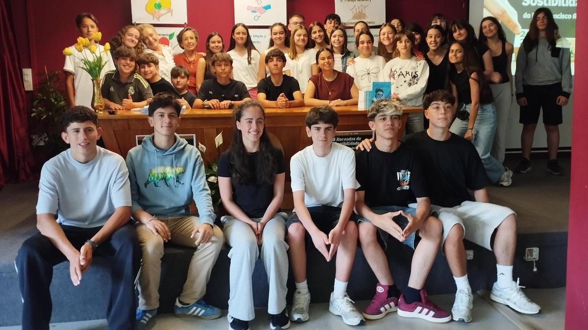 Alumnado del IES Francisco Aguiar que participa en el proyecto de reducción de la huella de carbono.