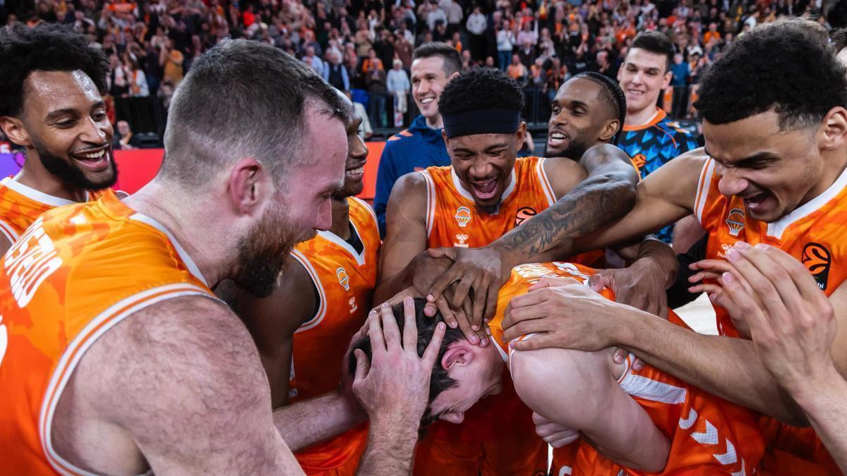 De Larrea, felicitado por sus compañeros al final del partido.