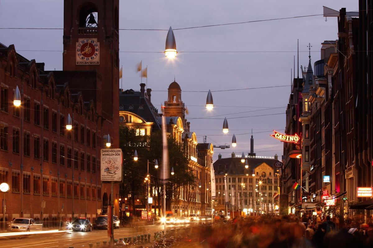 Luminarias AMS, de Setga, colgadas sobre la ciudad de Ámsterdam