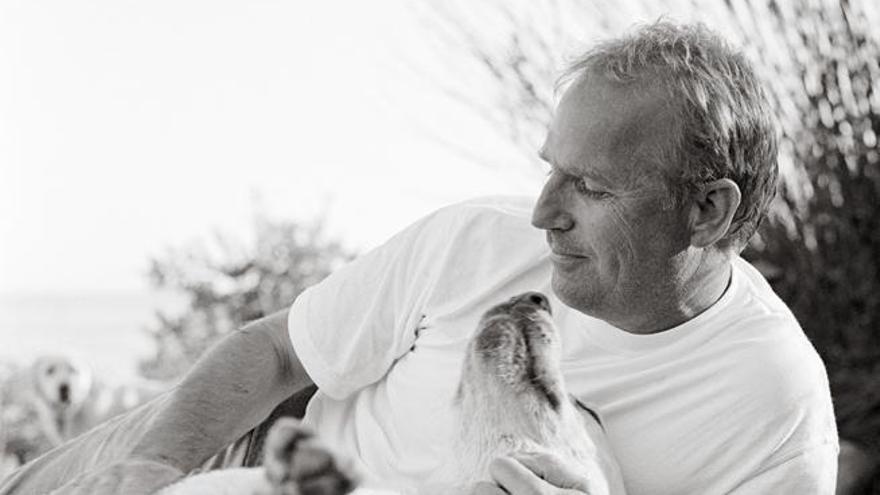 Kevin Costner con su perra Daisy.