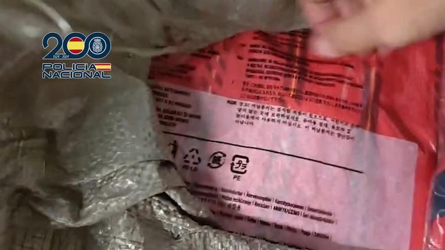 Vídeo | La Policia Nacional, durant l’operatiu contra la venda de productes falsificats en comerços de Lloret de Mar i Salou.