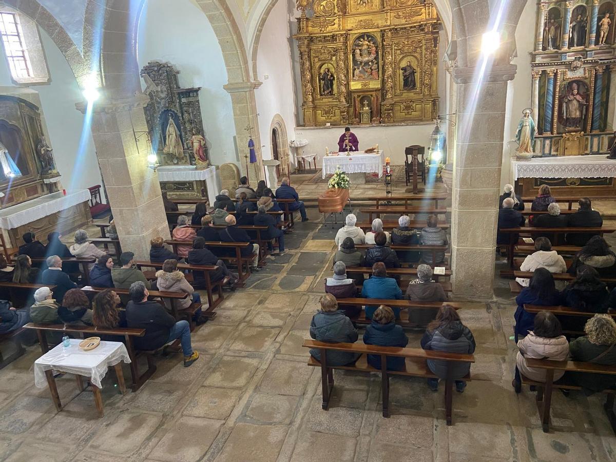 Misa de funeral en la iglesia de Rabanales