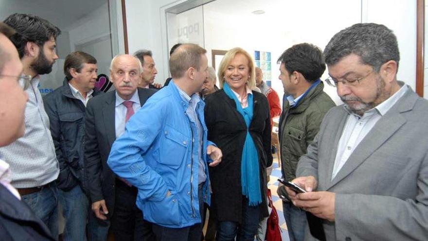 Mercedes Fernández, con Isidro Fernández Rozada y representantes del PP en las Cuencas.