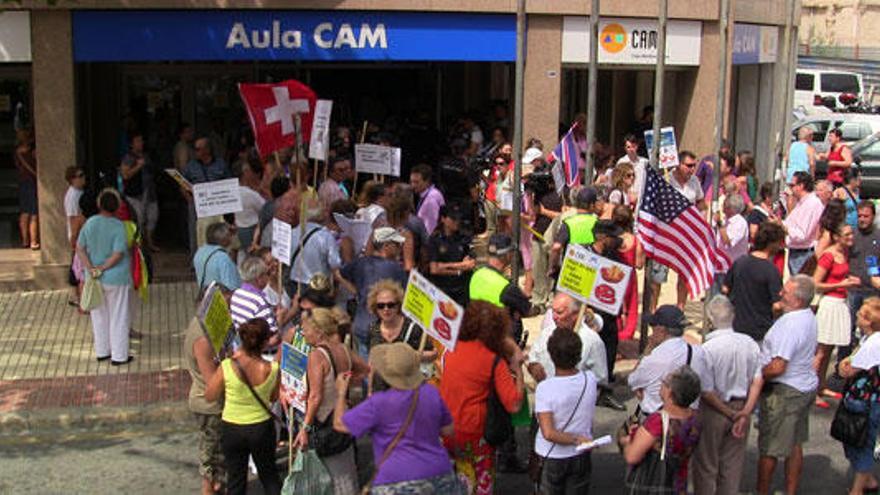 Afectados por la CAM protestan en la calle ante la asamblea
