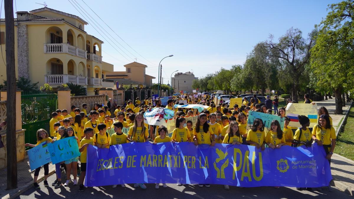 Mil alumnos de primaria de Marratxí se manifiestan en contra de la invasión rusa de Ucrania.