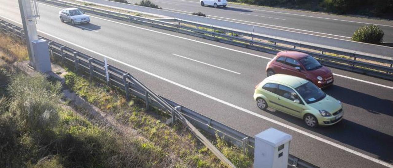 Imagen de uno de los radares fijos situados en la autopista de Inca.