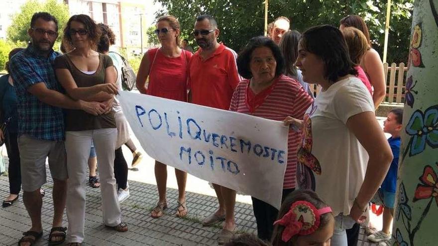 Los padres de alumnos concentrados en solidaridad con la profesora cesada en el colegio. //