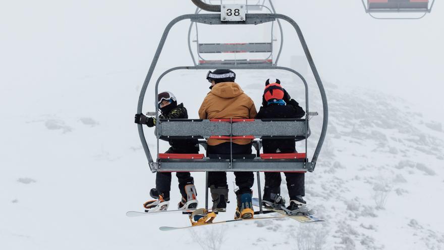 Las estaciones de esquí abren de nuevo con gran afluencia de público