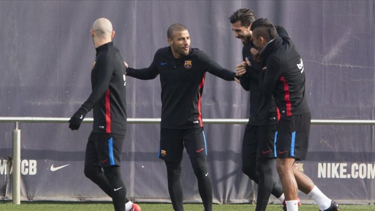 Rafa Alcántara continúa entrenando con le Barça a la espera de su salida