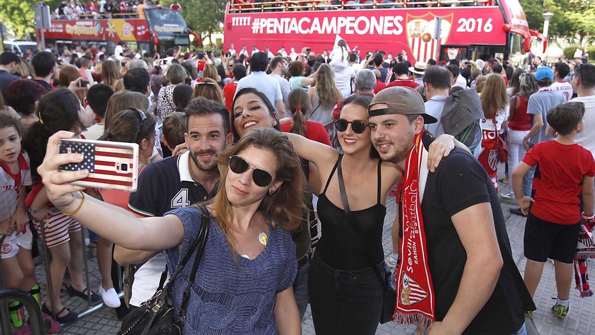 Autofoto con el autobús de los pentacampeones al fondo. / Pepo Herrera