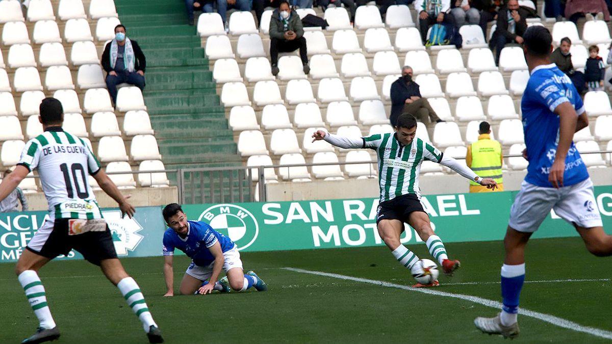 Adri Fuentes, delantero del Córdoba CF, ejecuta un disparo que acabó en gol ante el Xerez DFC