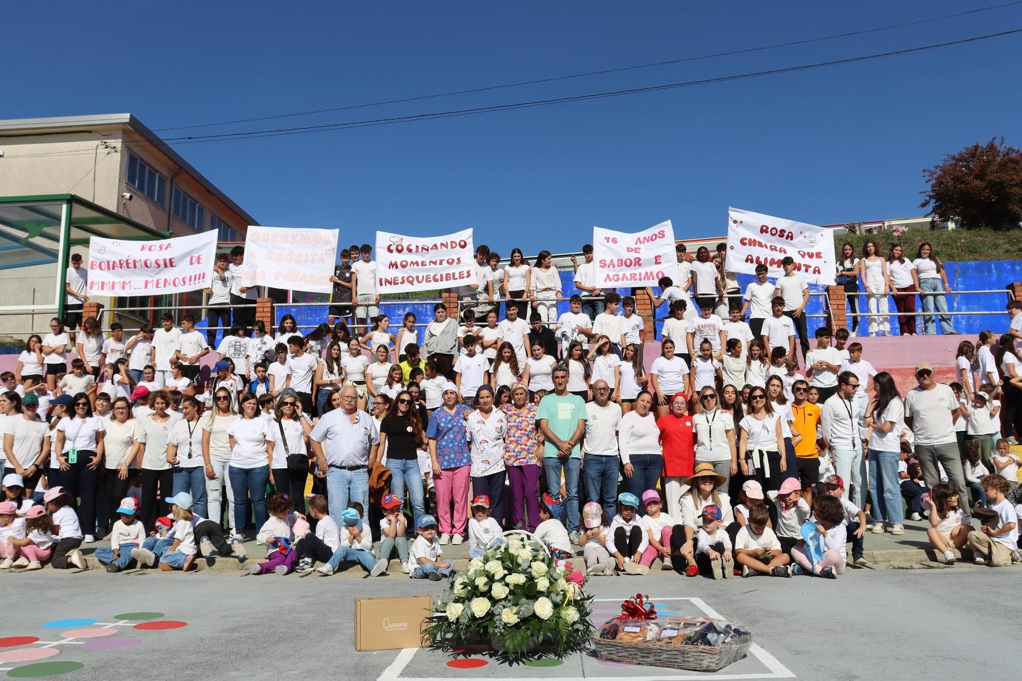 El homenaje a Rosa Isorna Portugués, que se jubila a los 72 años después de 46 ejerciendo como cocinera y «segunda madre» en el CPI Progreso de Catoira.
