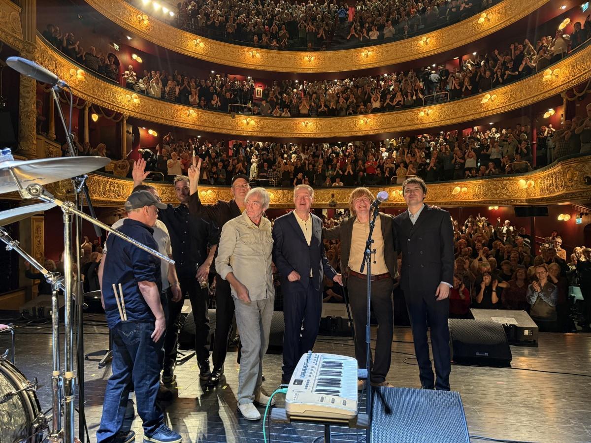 Edwyn Collins con su banda al final de uno de sus conciertos.