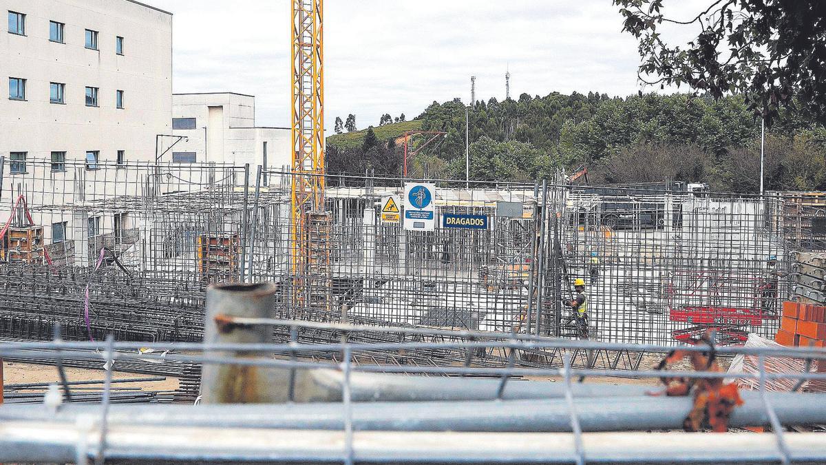 Estado de las obras de ampliación del hospital Clínico de Santiago en el primero de los edificios que se construye