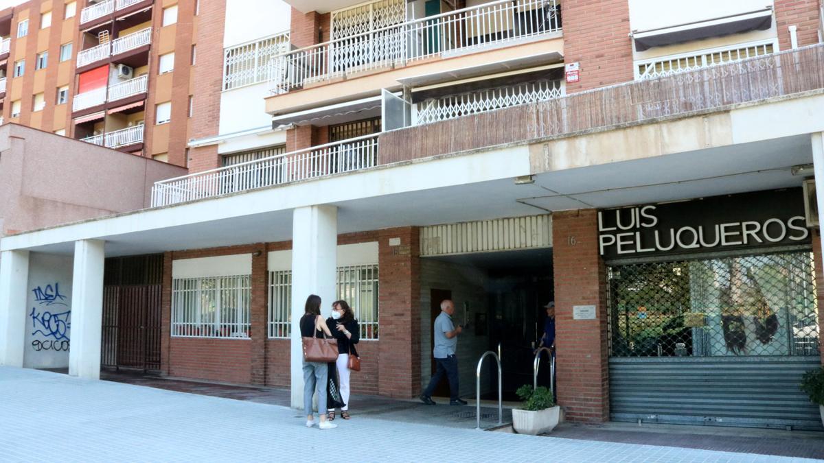 El bloque de pisos de Sant Adrià de Besòs en el que una mujer ha matado a su padre a cuchilladas