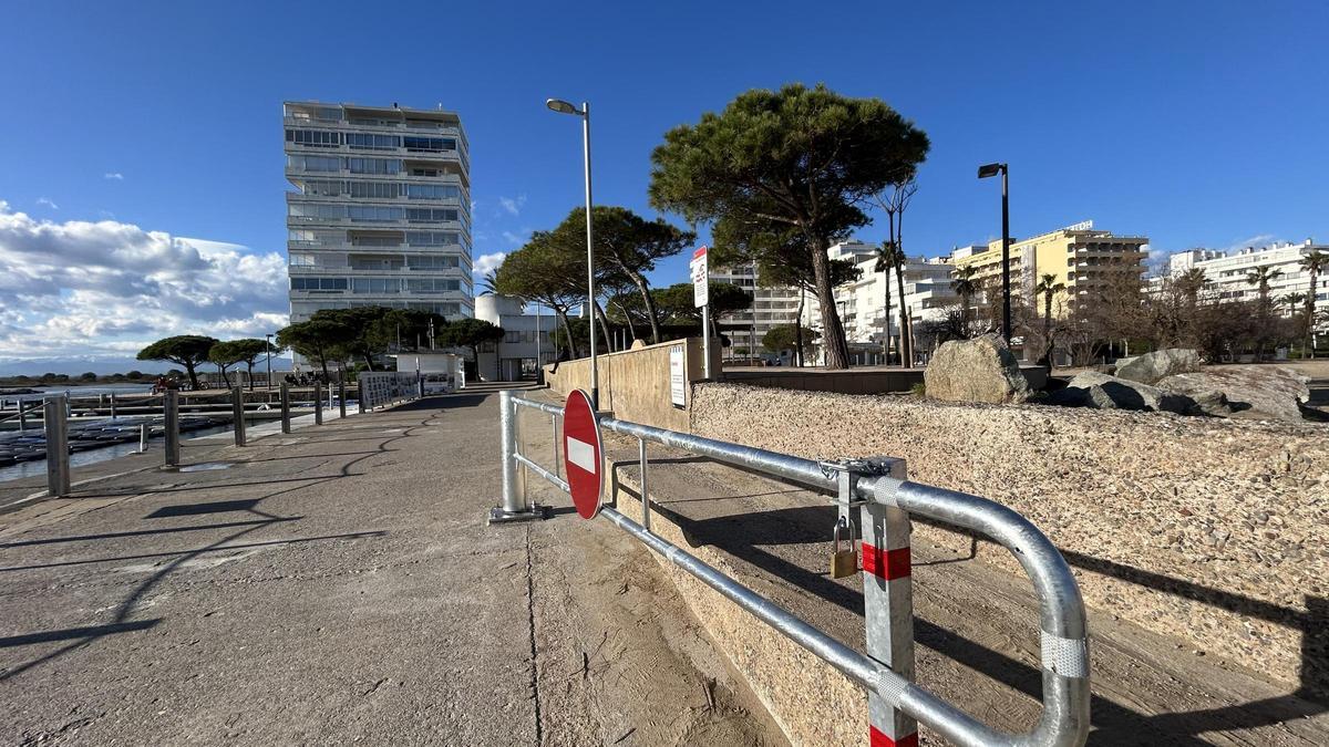 La tanca d'accés a la bocana de Roses