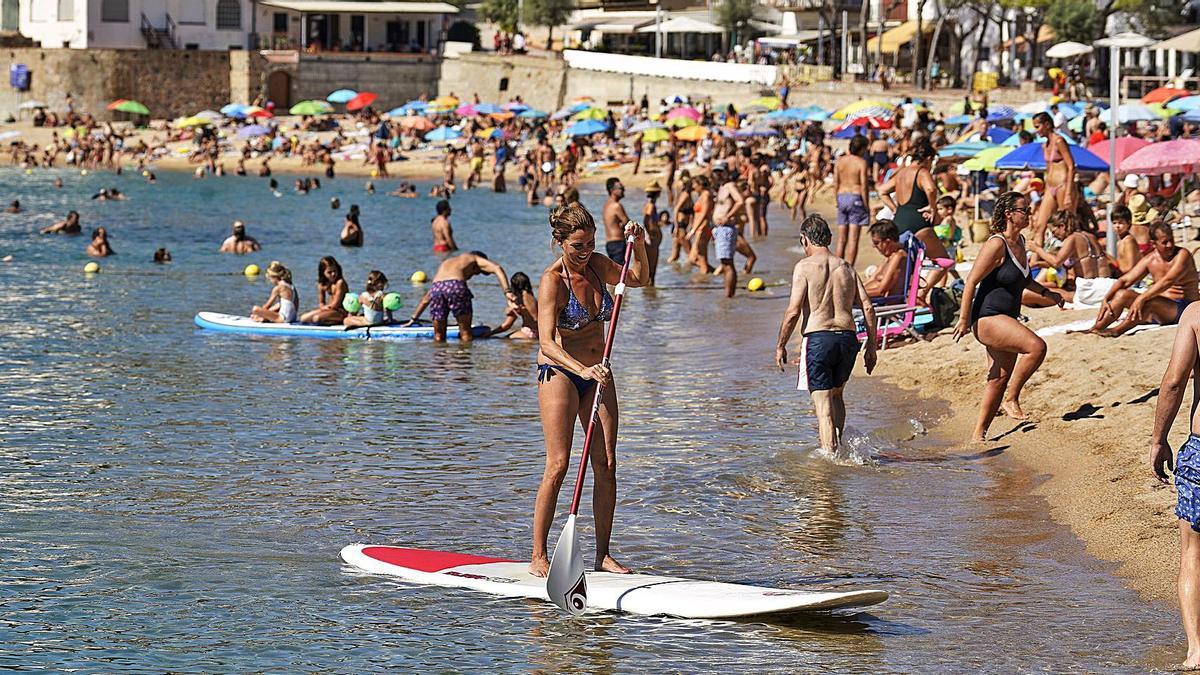 La platja de Llafranc plena de banyistes,  en una imatge d’arxiu.  | MARC MARTÍ