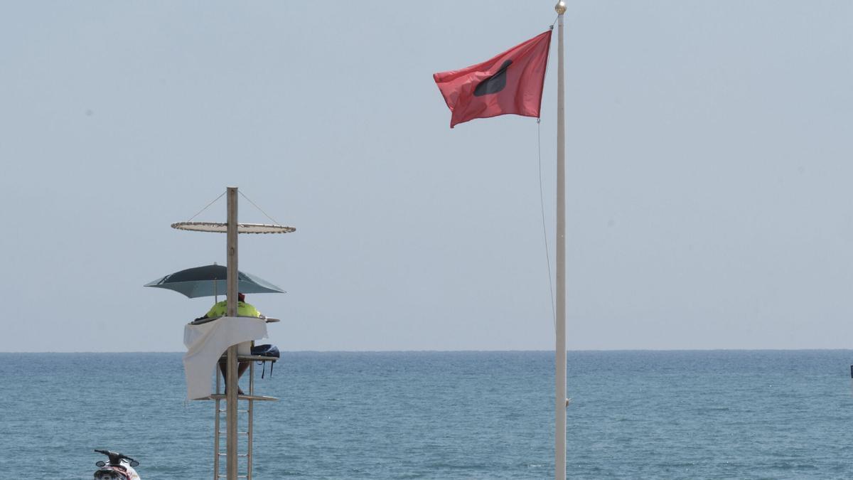 Bandera roja en la playa de La Misericordia, una de las de la zona Oeste cerradas por contaminación con bacteria E. coli
