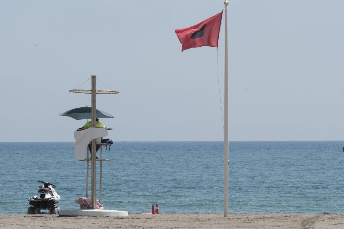 Bandera roja en la playa de La Misericordia, una de las de la zona Oeste cerradas por contaminación con bacteria E. coli