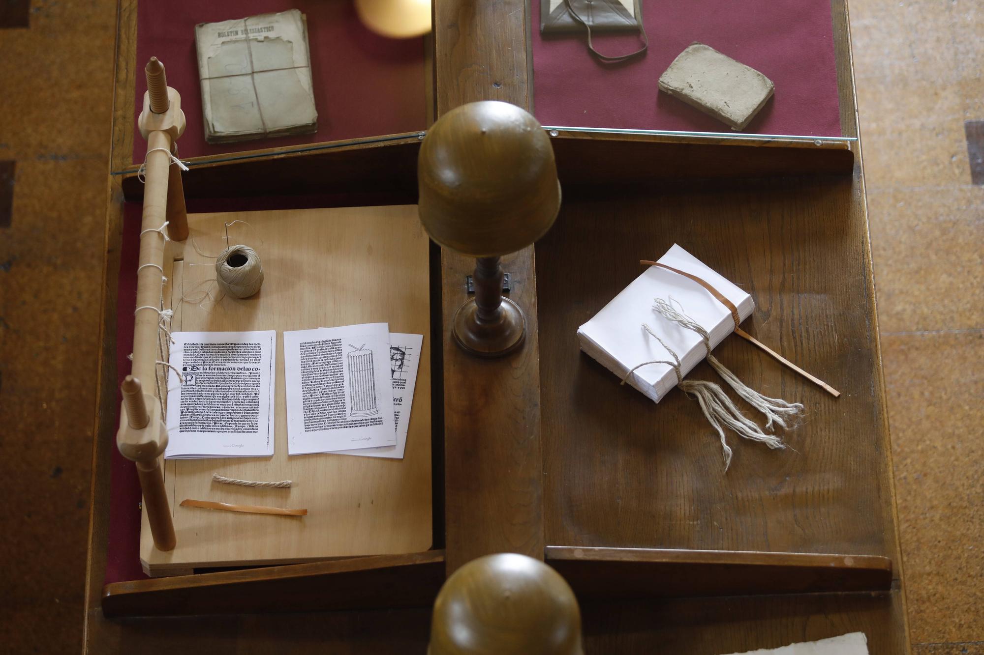 La maravillosa historia que se esconde en la encuadernación de los libros del fondo antiguo del Seminario de Oviedo