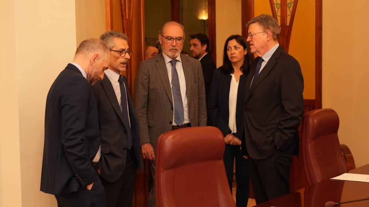 Los representantes de las patronales de la cerámica, con Ximo Puig.