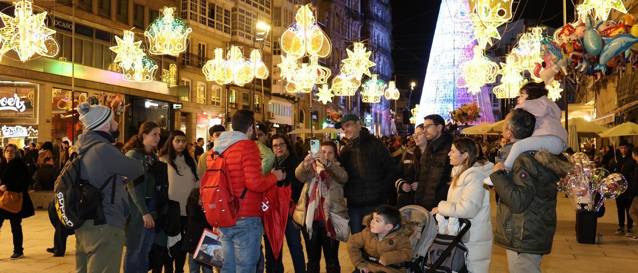 Turistas durante un free tour de las Luces de Navidad de Vigo