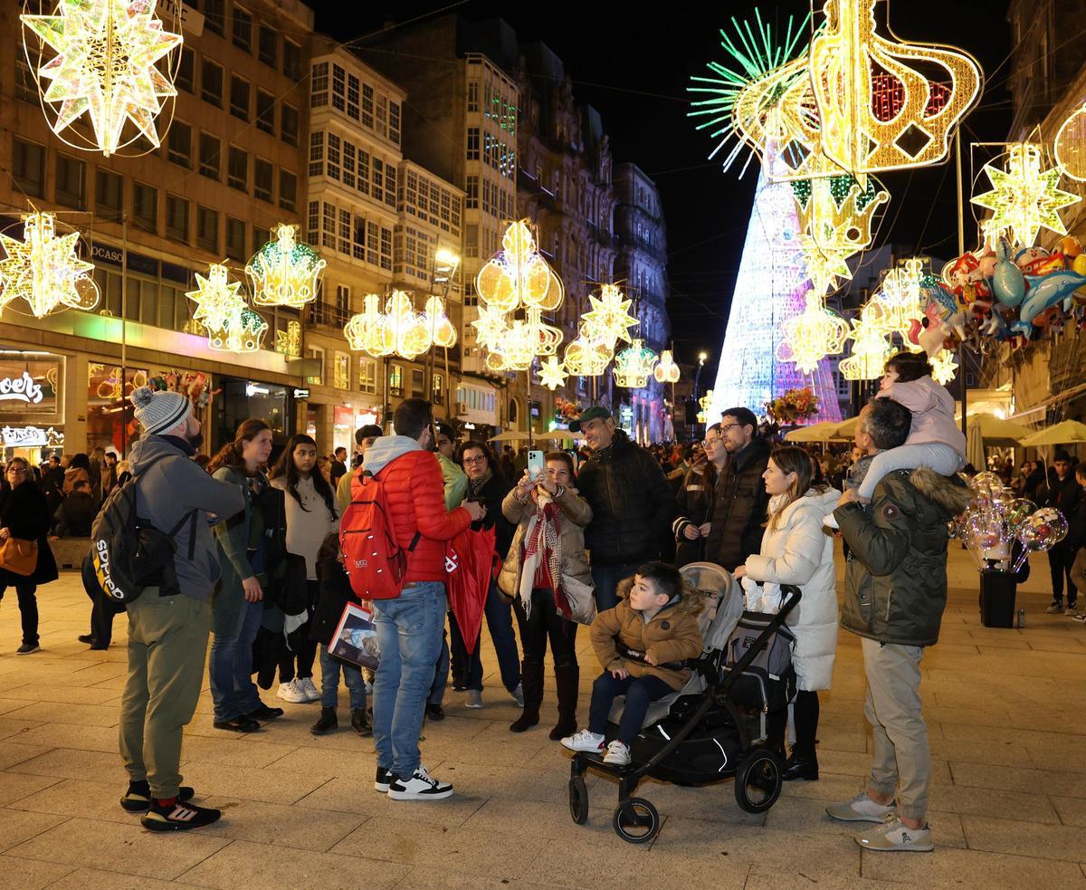 Turistas durante un free tour de las Luces de Navidad de Vigo