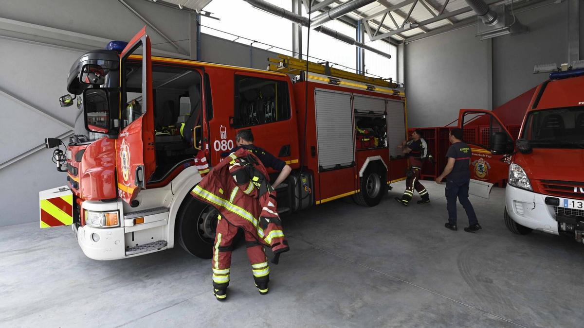Unos jóvenes salvan a un hombre en Vigo después de que su coche se incendiara con él dormido en su interior