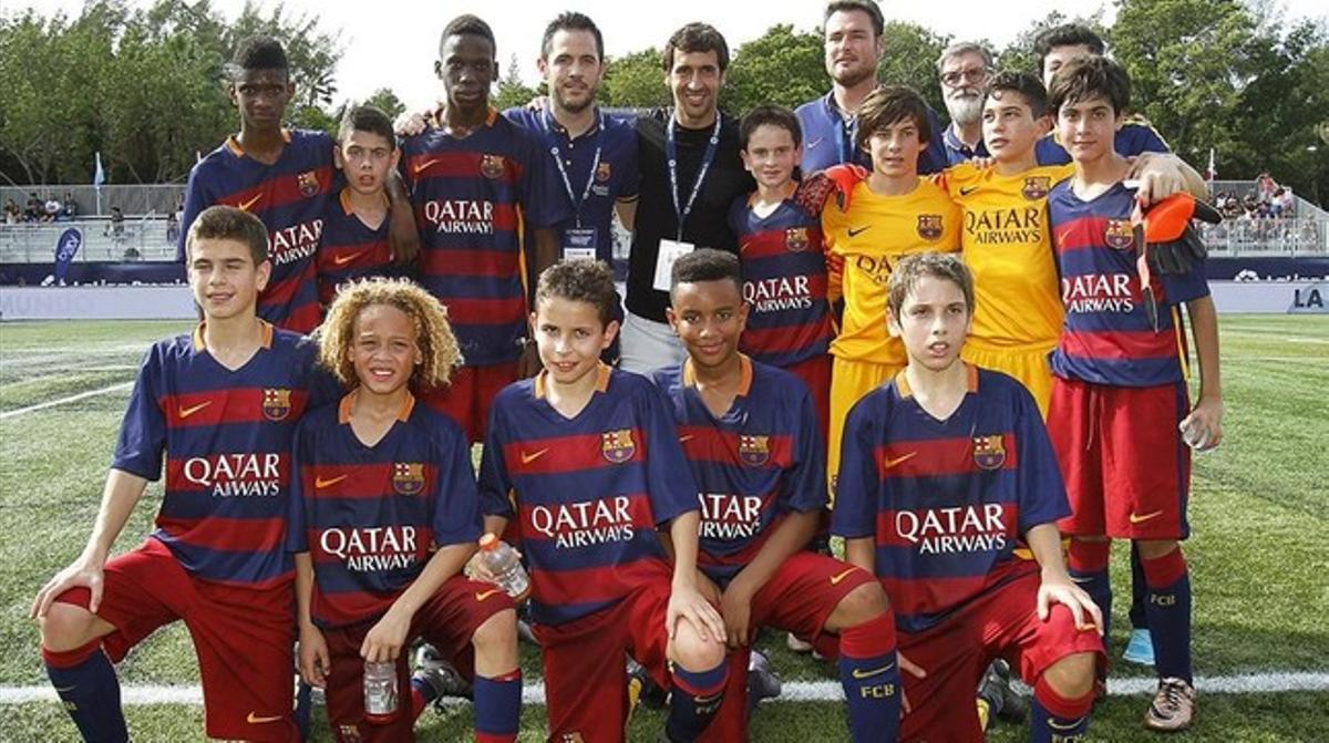L’equip de l’infantil B posa amb Raúl en la controvertida foto, avui, a Miami