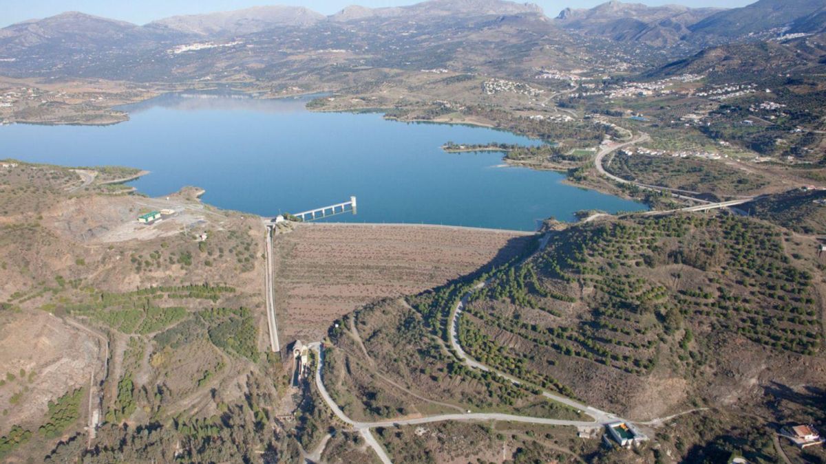 Vista aérea del embalse de la Viñuela, el de mayor capacidad de la provincia y que abastece desde hace semanas al subtropical axárquico.