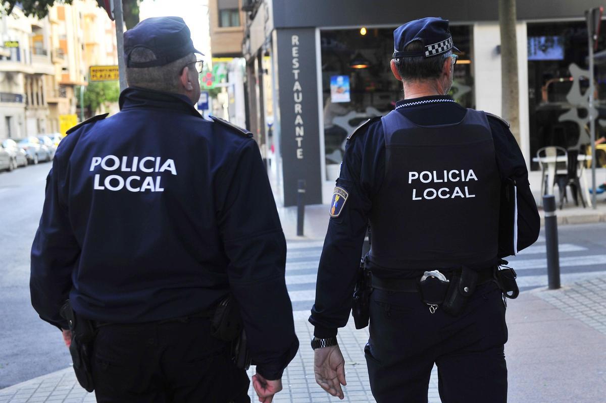 Dos agentes patrullando por Elche en una imagen de archivo