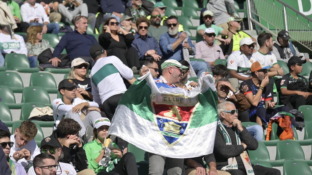 Aficionados franjiverdes, durante el Elche-Girona.