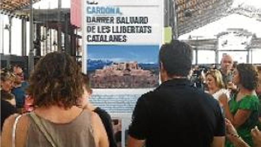 Visitants del Born mirant un dels panells explicatius de Cardona